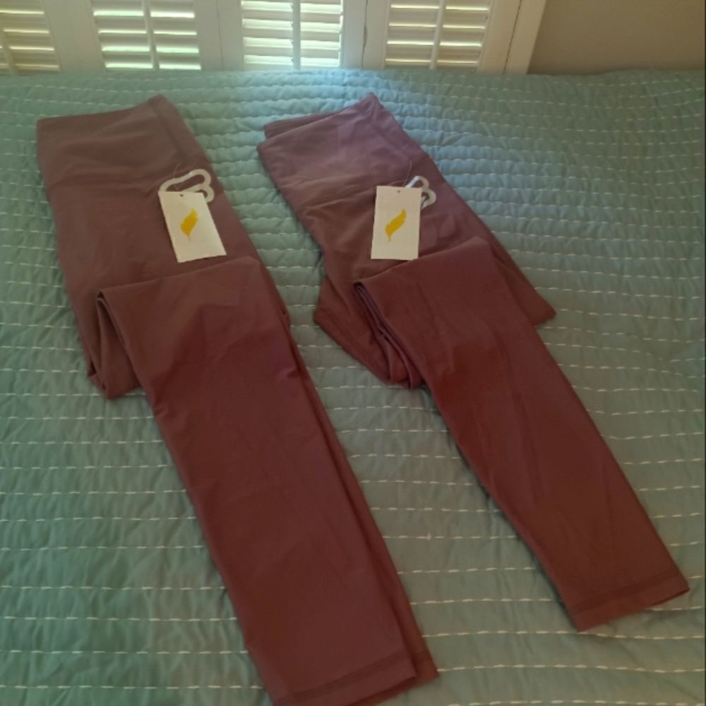 💯🔥PHEEL BEYOND LEGGINGS CHAMPAGNE SHINY- Size Medium And Size Large Leggings-(